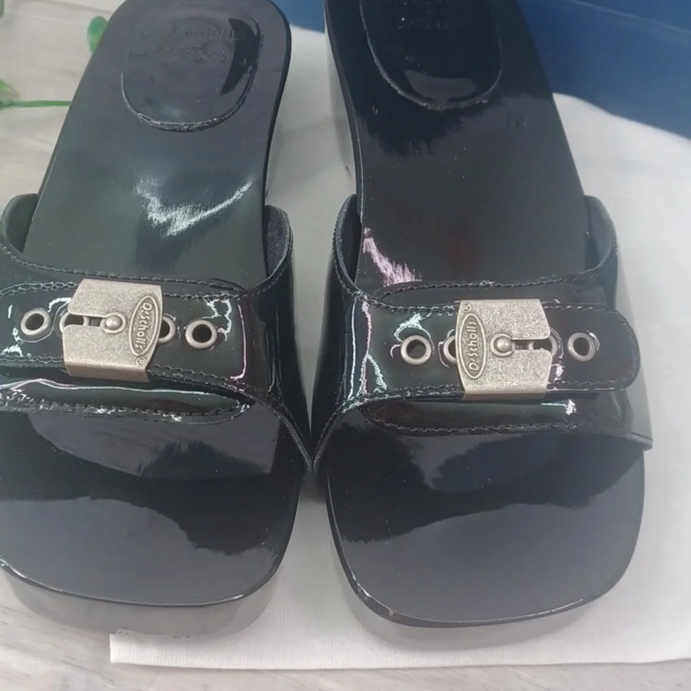 Dr. Scholl's RE/DONE Lacquer Black NIB